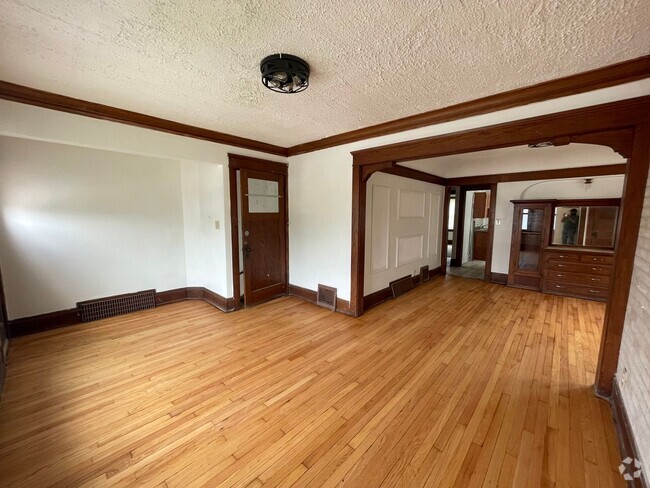 Building Photo - 3600-3602 N Port Washington Rd Unit 3602 N Port Washington Rd (upper) Rental