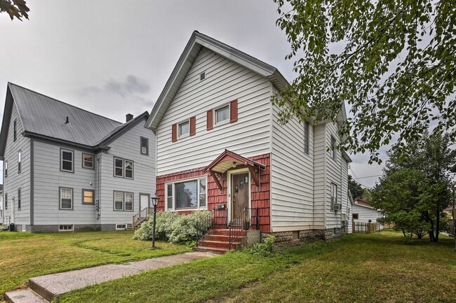 Building Photo - 517 11th Ave W Unit Upstairs