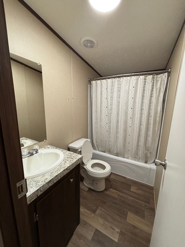 Photo - 265 College St