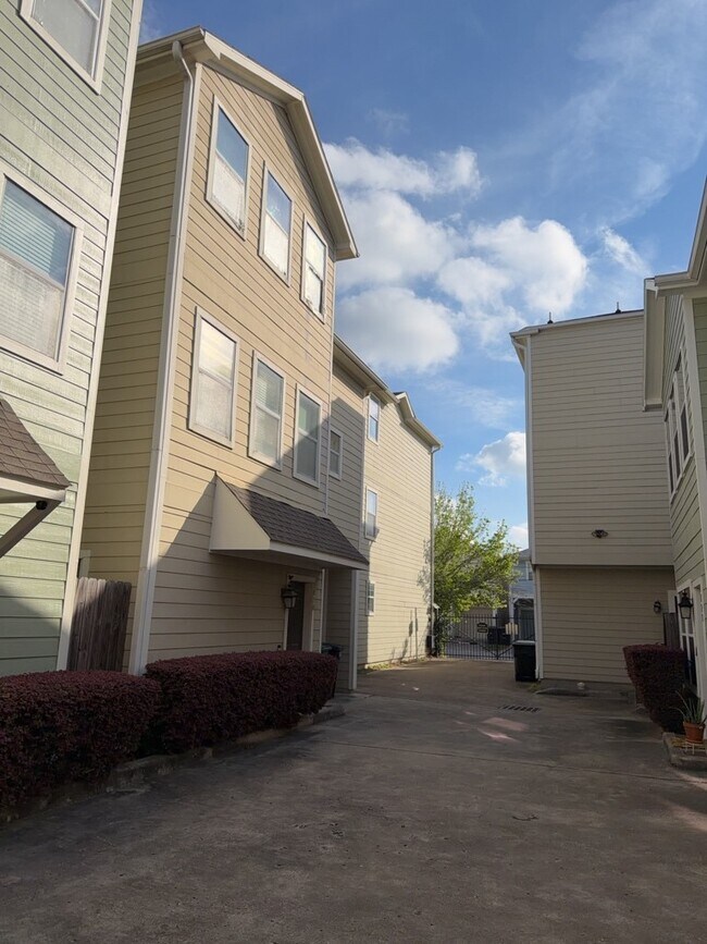 Photo - 1828 Fletcher St