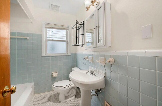 Photo - 2301 E 4th St