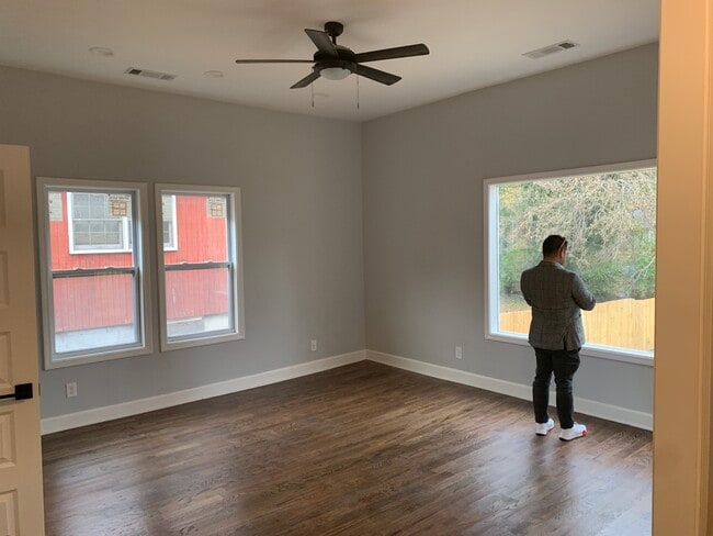 Photo - 184 Laurel Ave SW