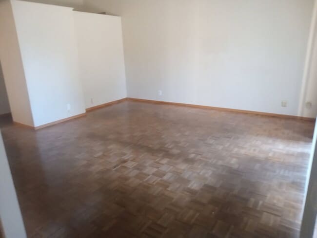 Living room - 927 W 8th St