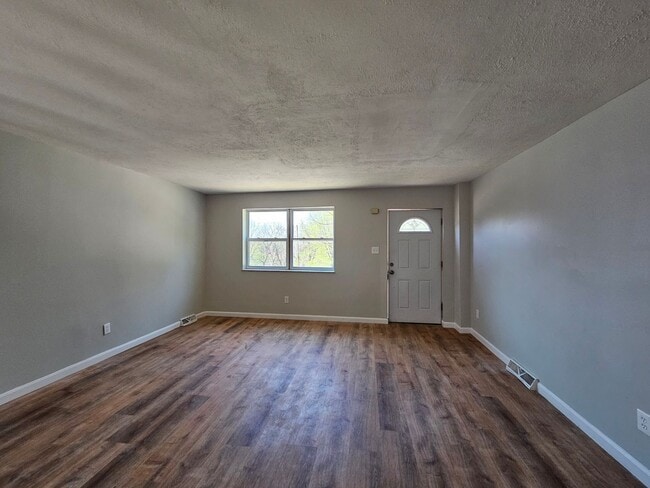 Photo - Newly updated 3 bedroom, 1 bath apartment ...