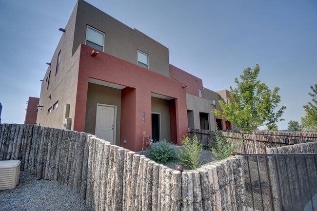 Building Photo - AMAZING SANTA FE LIVING Rental