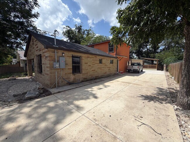 Photo - 1715 Saltillo St Unidad 1