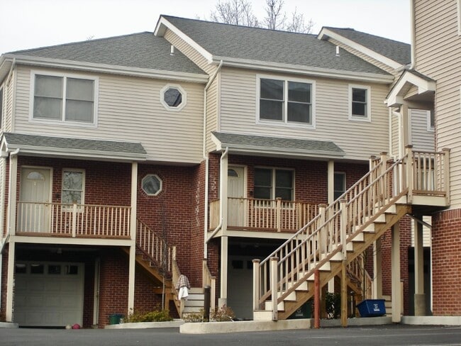 Building Photo - Rye Townhouse- 3 Bedroom 2.5 Baths $5985 Near Train & Town