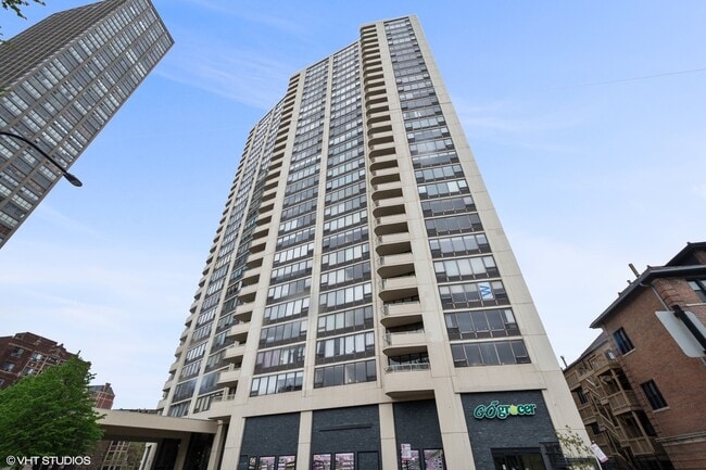Building Photo - 3930 N Pine Grove Ave Unit 815