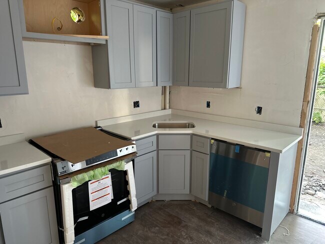 Building Photo - 12 Hunting St Unit 2T Rental