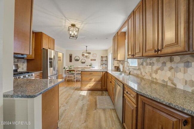 Building Photo - 611 W Commodore Blvd Rental