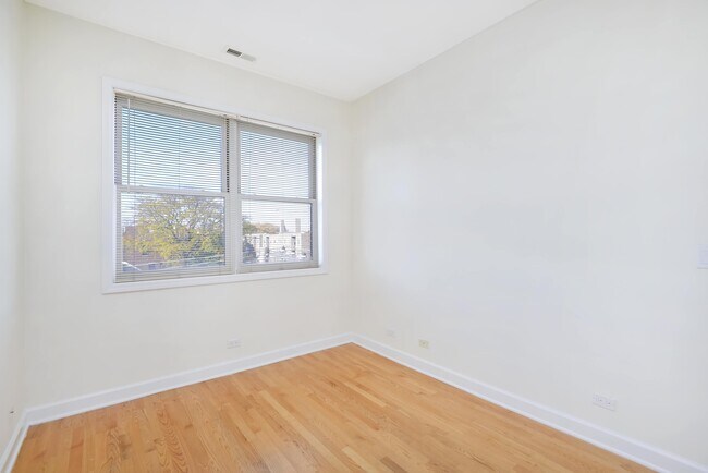 Photo - 1500 N Damen Apartments