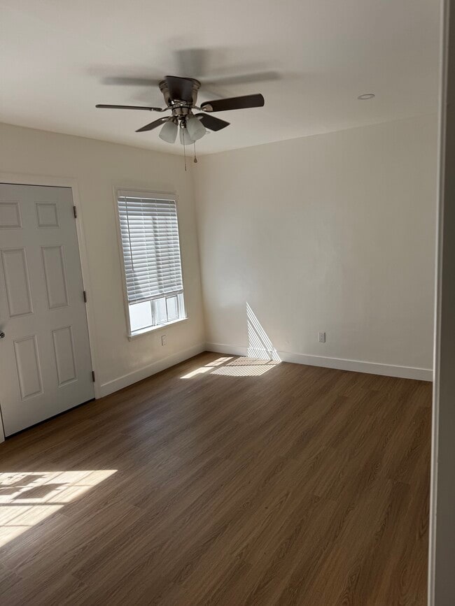 Living Room - 905 Sartori Ave Unit B