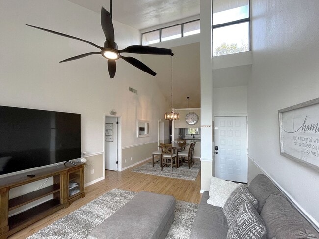 Photo - 2/2 Winterset FULLY FURNISHED Townhome!