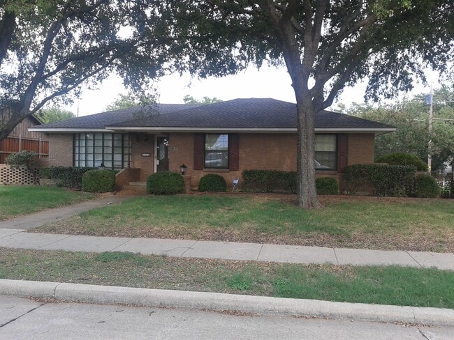 Building Photo - 1416 Hillside Dr