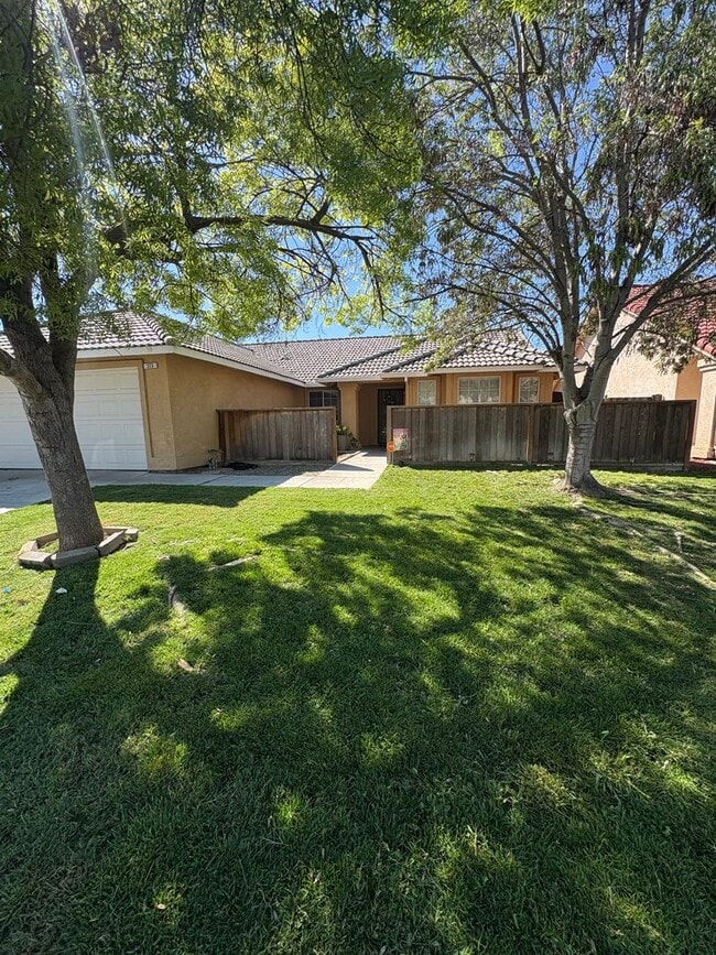 Photo - AVAILABLE NOW– Beautiful & Spacious 4 Bedroom Home!