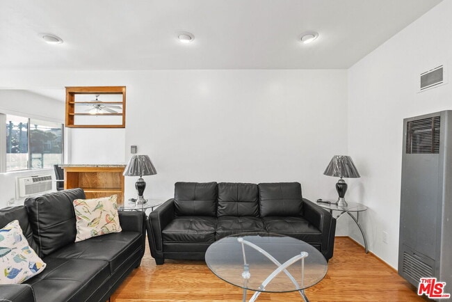 Photo - 15529 Moorpark St Unit Apt. 3