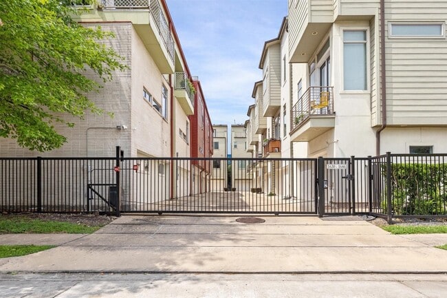 Photo - 1630 Dennis St