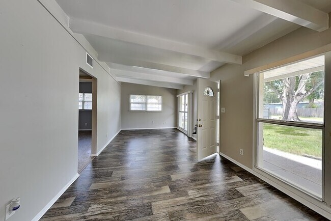 1703 Carnegie Cir