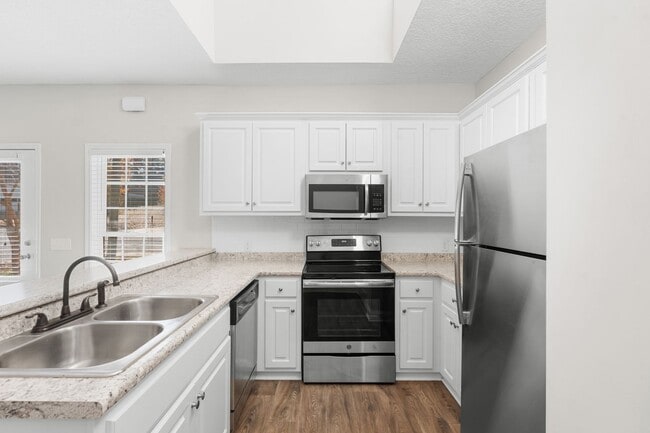 Photo - 27 W Grady St