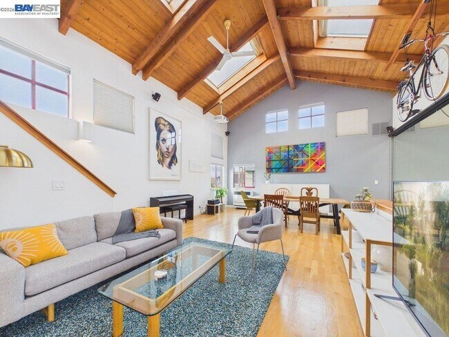 Photo - 2932 Filbert St Unit 2