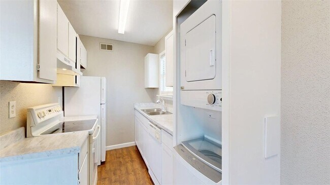 Photo - 806 Oran Cir Unit D