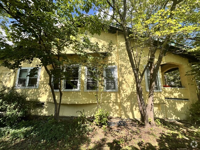 Building Photo - 204 W Yates St Rental