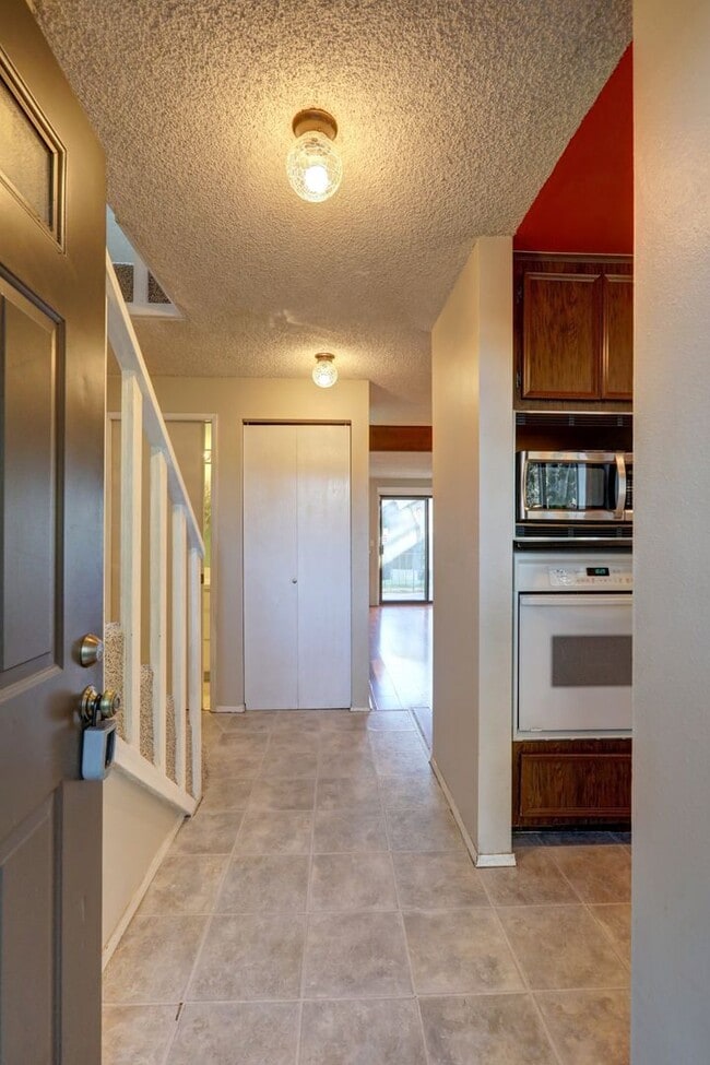 Photo - Very Nice 2 Bedroom Kent Valley Townhome, Great Location!