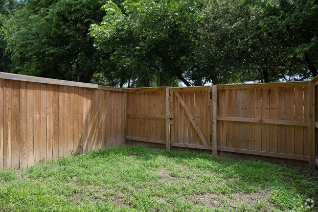 ¡Patio - Cedar Circle Apartments