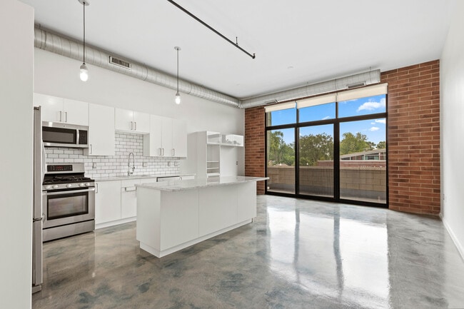 Building Photo - 211 E 9 Mile Rd Unit 205 Rental