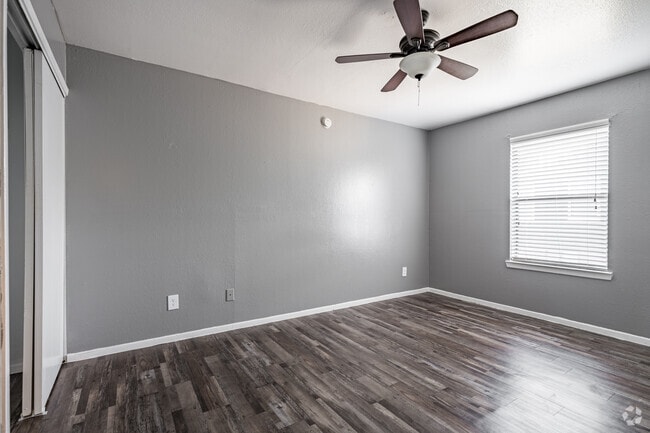 2BR, 2BA - 1,000SF
