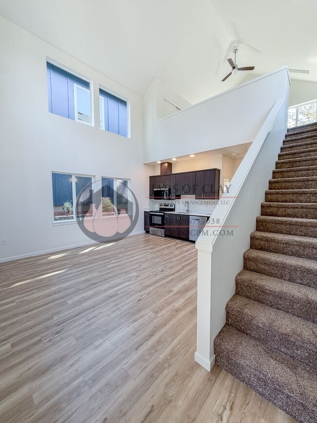 Photo - 2552 Gilbert St S