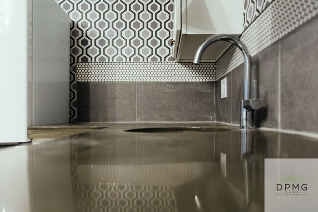 Photo - 326 E Hillsdale St Unit 2