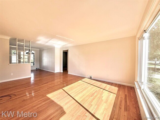 Photo - 2180-2182 Vernier Rd