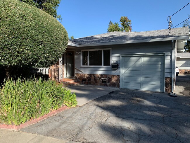 Beautiful 2 Bed/1bath Duplex W/ Garage & L... - Beautiful 2 Bed/1bath Duplex W/ Garage & L... House