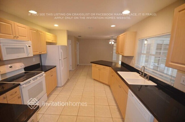 Photo - 130 NE Madison Cir N