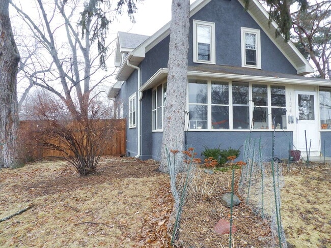 Photo - Pet-Friendly South Mpls 1BR | Fenced Yard | Available Immediately! Unidad 2