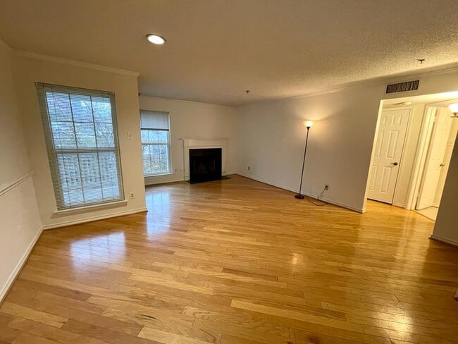 Building Photo - 1524 Lincoln Way Unit 418