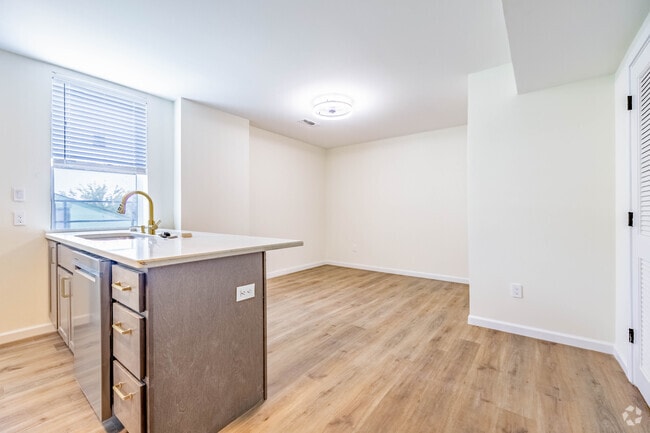 1BR, 1BA - 568SF - Living Room