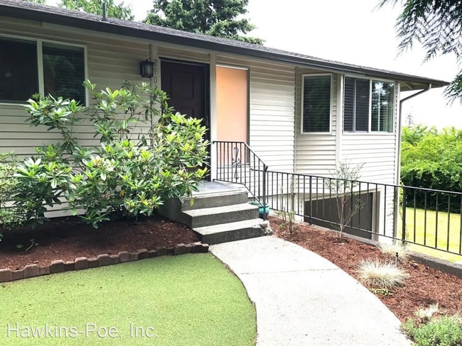 Building Photo - 3 bed 2 bath Duplex Great Yard! Rental