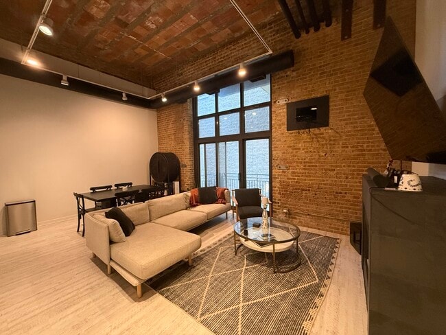 Building Photo - 222 S Racine Ave Unit 207