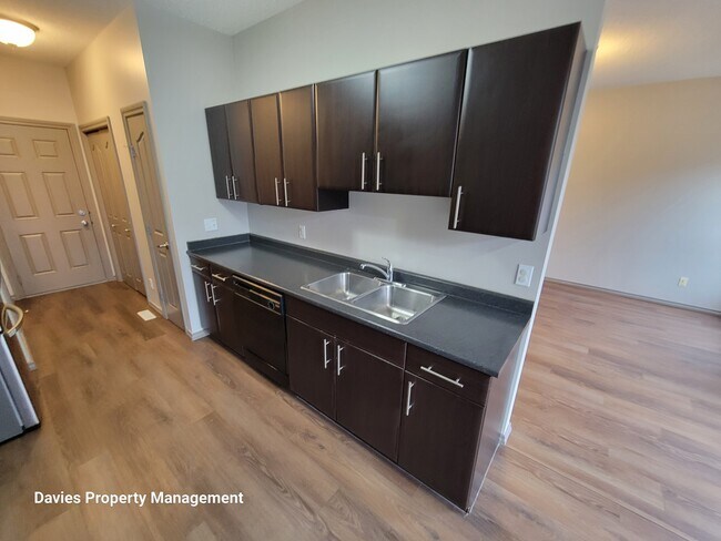 Photo - 735-785 85 St SW