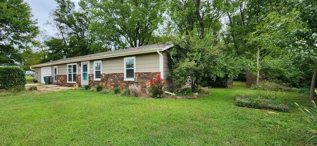 Building Photo - Coming Soon! Charming 3 Bed, 2 Bath Home o...