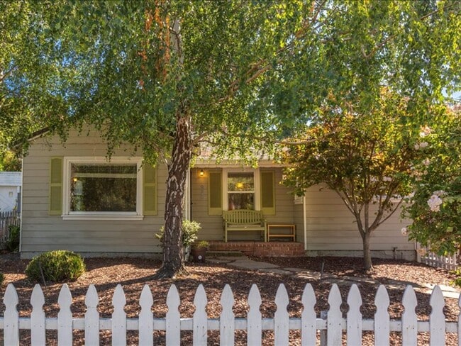 Building Photo - Sunny & Bright Bungalow in King Estates