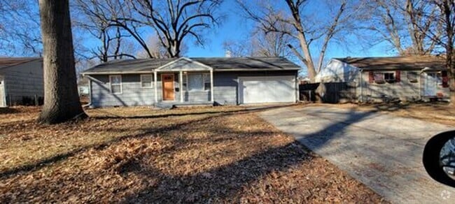 Building Photo - Beautiful Blue 3 Bed 1 Bath Home