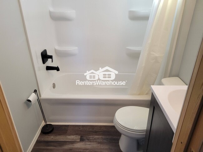 Photo - 206 Main St W