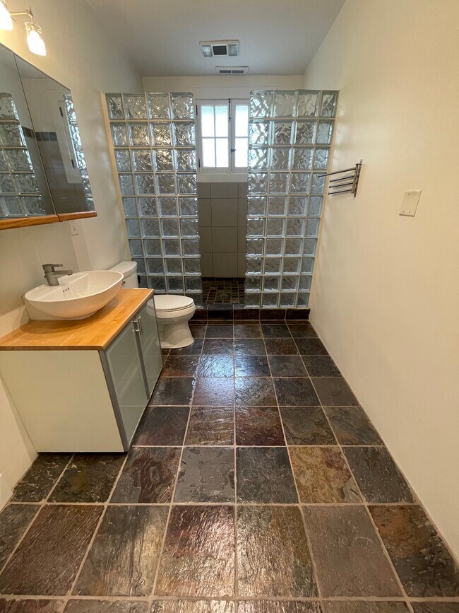 Photo - 417 E 6th St Unidad Apt 2