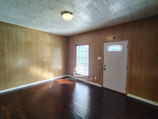 Photo - 140 W 16th St