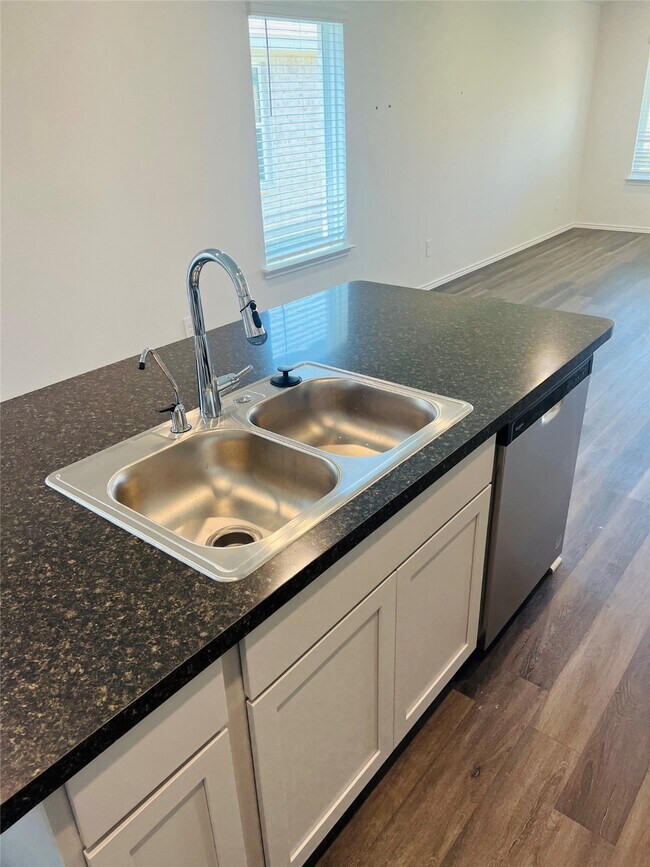 Photo - 5215 Mossdale Blf Ln