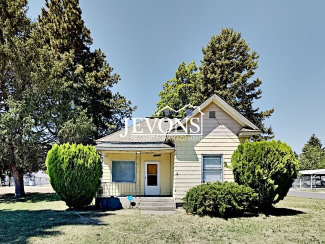Building Photo - 2 Bedrooms, 1 Bathroom Single-Family Home Near Yakima State Fairground