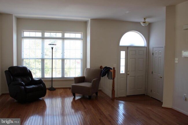 Photo - 7337 Oldham Leeds Way